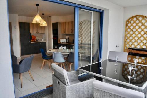 une cuisine et un salon avec une table et des chaises dans l'établissement Elégant & spacieux, place du Dauphin à Pornichet, à Pornichet