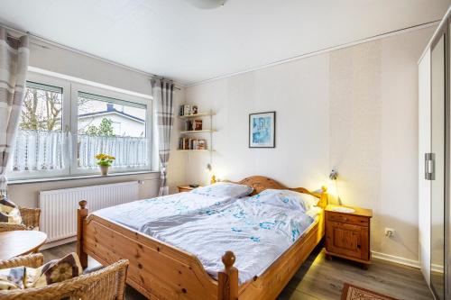 1 dormitorio con cama de madera y ventana en Heidi en Tönning