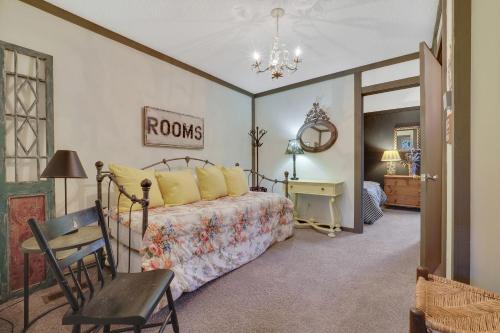 een slaapkamer met een bed, een stoel en een tafel bij The Perfect Escape in Boyne City