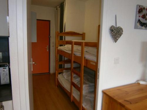 une chambre avec deux lits superposés et un couloir dans l'établissement Coquet studio à Le Dévoluy de 24 m², à Saint-Étienne-en-Dévoluy
