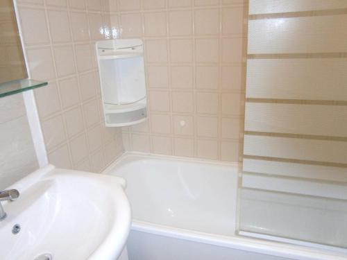 une salle de bain avec un lavabo, des toilettes et une douche dans l'établissement Coquet studio à Le Dévoluy de 24 m², à Saint-Étienne-en-Dévoluy