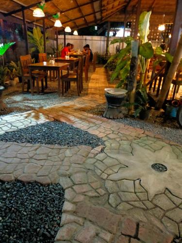 d'une terrasse avec une table et des chaises dans un restaurant. dans l'établissement munting hapag, à Puerto Princesa