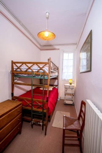 - une chambre avec 2 lits superposés et une chaise dans l'établissement Maison charmante au Pouliguen avec accès direct à la plage, au Pouliguen