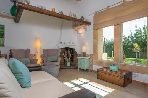 a living room with a couch and a fireplace at Ses Tendes in Algaida