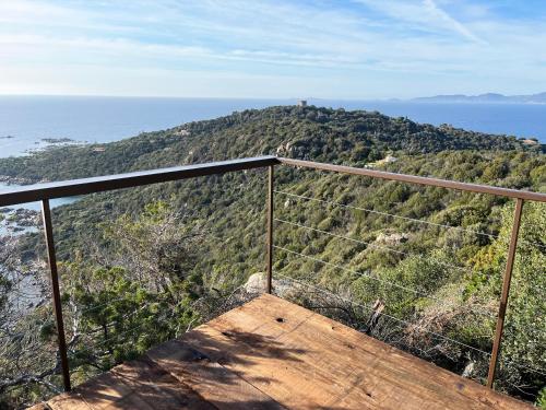 Blick auf einen Hügel mit dem Meer im Hintergrund in der Unterkunft Domaine de la coletta Maison traditionnelle in Coti-Chiavari