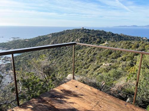 una vista di una collina con l'oceano sullo sfondo di Domaine de la Coletta. Bergerie. Plage privative a Coti-Chiavari