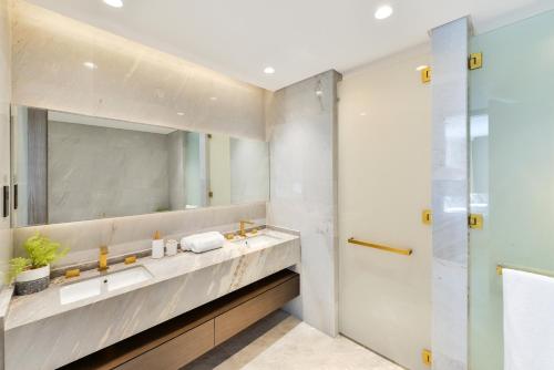 uma casa de banho com um lavatório e um espelho em Five Palm Residences em Dubai