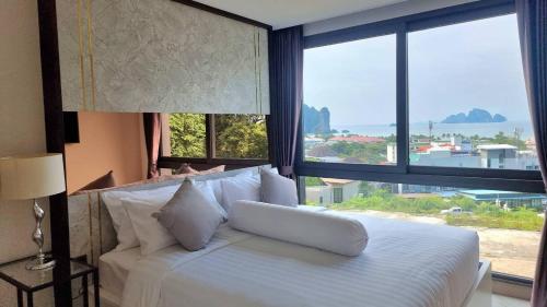 Postel nebo postele na pokoji v ubytování 100 Sea View 1br Ao Nang 300m Walking To Beach