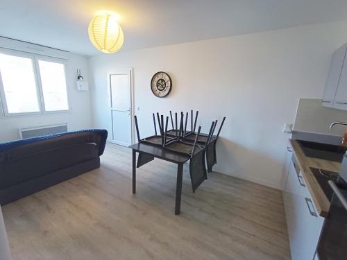 uma sala de estar com um sofá e uma mesa em Le Babord T2 étoilé em Saint-Méloir-des-Ondes