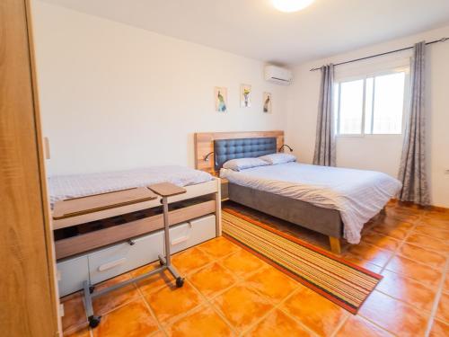 a bedroom with two beds and a window at Cubo's Sporting Villa Paloma in Villafranco de Guadalhorce