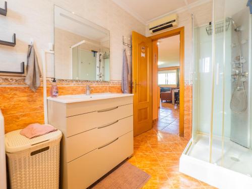 a bathroom with a sink and a shower at Cubo's Sporting Villa Paloma in Villafranco de Guadalhorce
