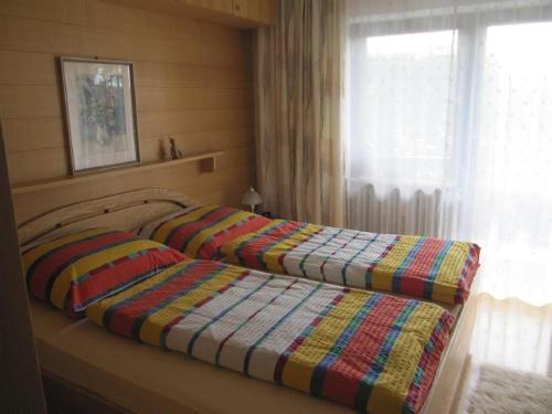 2 Betten neben einem Fenster in einem Schlafzimmer in der Unterkunft Ferienwohnung Hani in Spiegelau