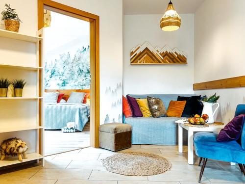 Przystanek Góry في شتوروك: غرفة معيشة مع أريكة وطاولة