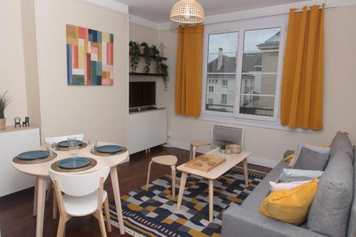 uma sala de estar com um sofá e uma mesa em 350 M de la gare/10min de l'hyper-centre. em Caen