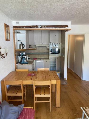- une cuisine avec une table en bois dans une chambre dans l'établissement Cosy F2 Val Claret 6 couchages avec jolie vue sud ouest, à Tignes