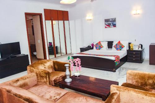 Χώρος καθιστικού στο FabHotel Premium