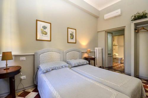 1 dormitorio con 1 cama grande en una habitación en Palazzo Panzani, en Florencia