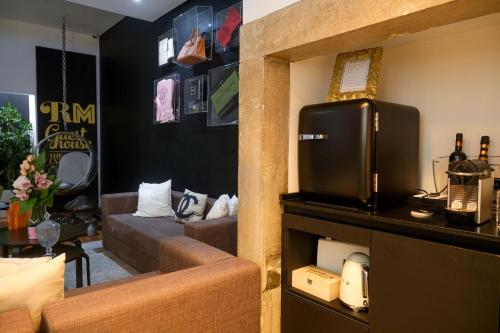 salon z kanapą i telewizorem w obiekcie RM The Experience - Small Portuguese Hotels w mieście Setúbal