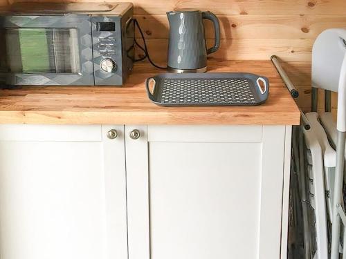 encimera de cocina con microondas y tostadora en Buttercup - Uk41387, en Brixham