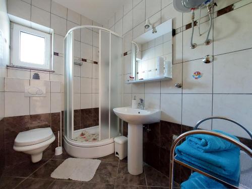 e bagno con servizi igienici, lavandino e doccia. di Apartment Niko a Klenovica