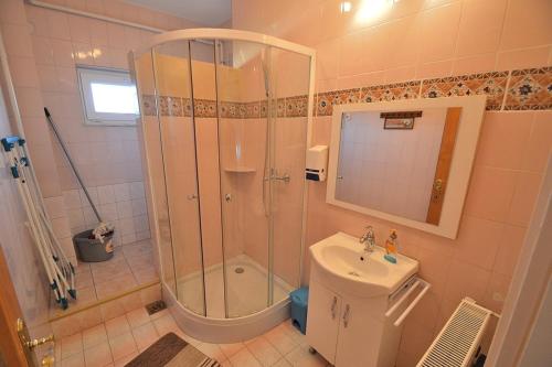 a bathroom with a shower and a sink at Nora Ház Hajdúszoboszló in Hajdúszoboszló
