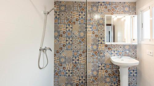bagno con doccia e lavandino di Villa Santo Cristo Frigiliana by Ruralidays a Frigiliana