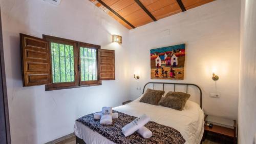 เตียงในห้องที่ La Casita del Sabinal Álora by Ruralidays