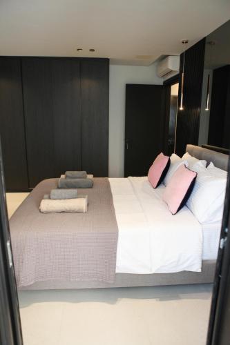 Una cama o camas en una habitación de Raam Luxury Suites