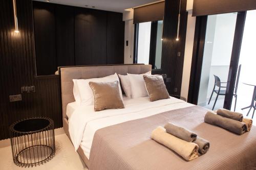 Una cama o camas en una habitación de Raam Luxury Suites