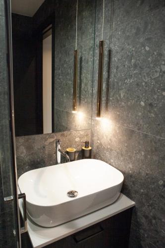 Un baño de Raam Luxury Suites