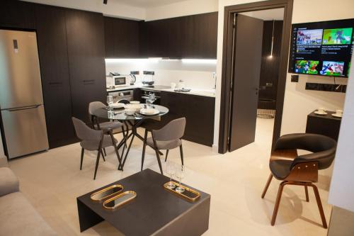 Una cocina o cocineta en Raam Luxury Suites