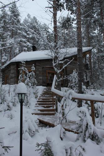 RääkkyläにあるMökki ja kotaの雪の丸太小屋