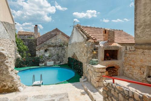 Villa Oleander - Stone House with Shared Seasonal Swimming Pool