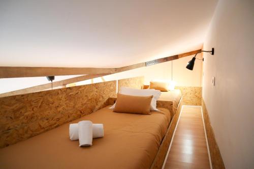 a bedroom with two beds with towels on them at Casa Fragosa - Alojamento local in Póvoa de Varzim