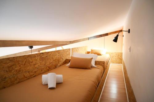ein Schlafzimmer mit 2 Betten und Handtüchern darauf in der Unterkunft Casa Fragosa - Alojamento local in Póvoa de Varzim