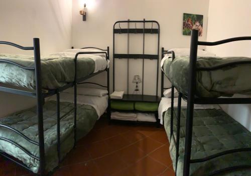 Cerreto di SpoletoにあるResidence il giardino sul fiume Neraの二段ベッド2組が備わる客室です。