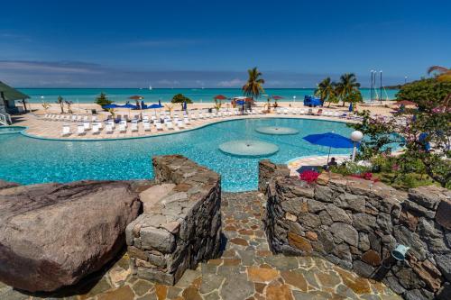 Der Swimmingpool an oder in der Nähe von Jolly Beach Antigua - All Inclusive