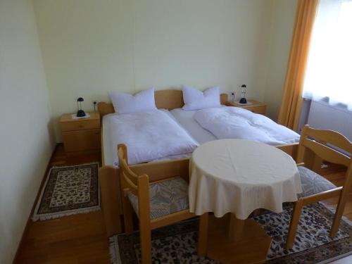 - une chambre avec un lit, une table et des chaises dans l'établissement Landgasthof "Altes Haus", à Waldmünchen
