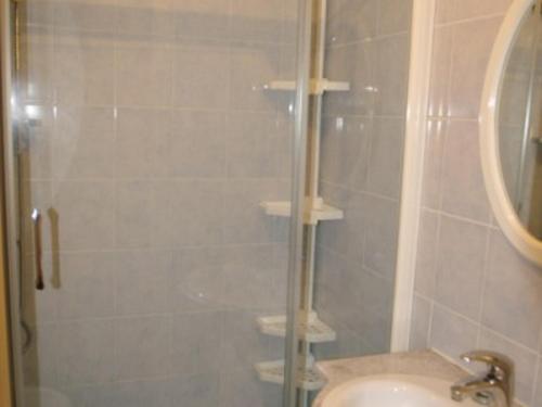 Ένα μπάνιο στο Studio cabine proche pistes, balcon, casier à skis, parking gratuit - FR-1-557A-21