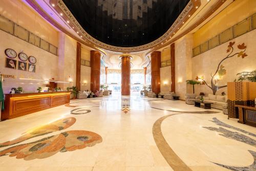 a lobby of a building with a large ceiling at Sakab Al Hijaz Hotel in Makkah