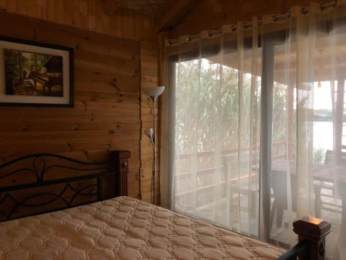 Un dormitorio con una cama y una ventana grande. en Masa L13 Stasa L14, en Ulcinj