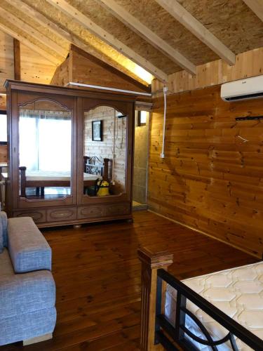 Habitación con paredes de madera, cama y ventana. en Masa L13 Stasa L14, en Ulcinj