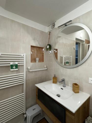 uma casa de banho com um lavatório e um espelho em White House em Torre Canne