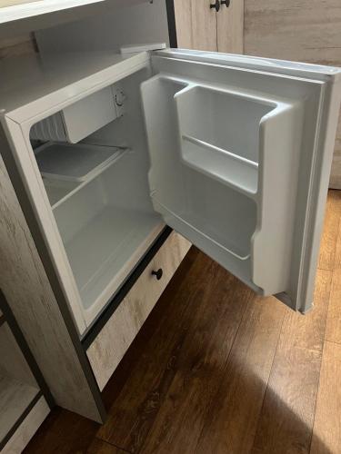 einem leeren Kühlschrank mit offener Tür in der Küche in der Unterkunft NewHome in Chişinău