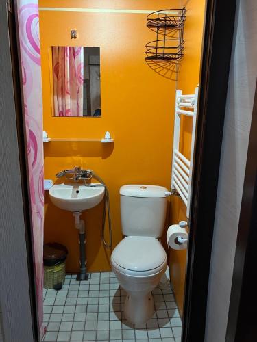 ein Bad mit einem WC und einem Waschbecken in der Unterkunft NewHome in Chişinău