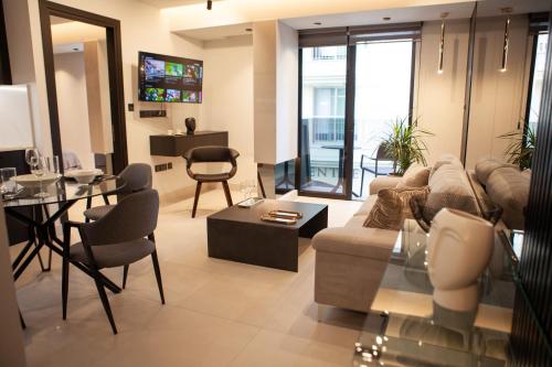 Una televisión o centro de entretenimiento en Raam Luxury Suites