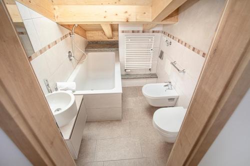 Bilik mandi di Ferienwohnungen "Zur Wally", Apartment Sauba