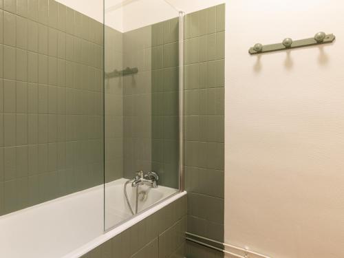 La salle de bains est pourvue d'une douche avec une porte en verre. dans l'établissement DIFY Central - Bellecour, à Lyon