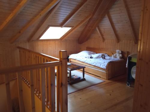 1 dormitorio con 1 cama en una cabaña de madera en The Fountains House, en Crémenes