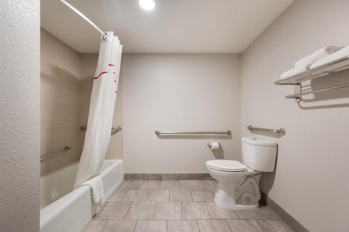 Bilik mandi di Red Roof Inn Birmingham South